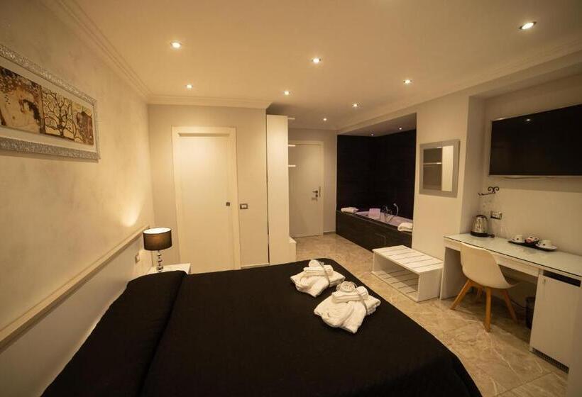 جناح مزود بجاكوزى, Tropea Luxury & Charm