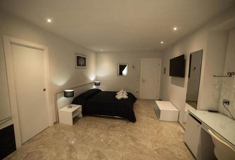 جناح مزود بجاكوزى, Tropea Luxury & Charm