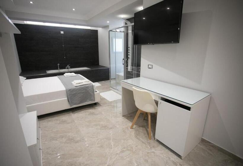 جناح مزود بجاكوزى, Tropea Luxury & Charm