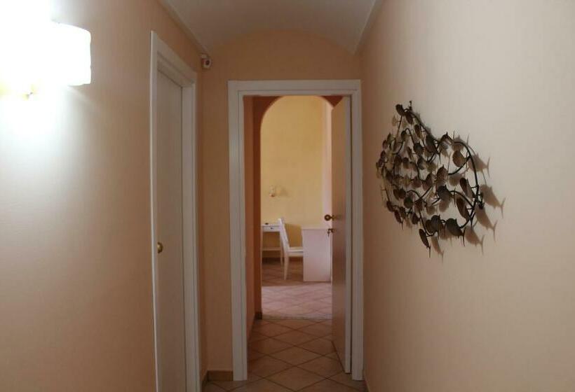 اتاق لوکس با چشمانداز دریا, Reginella