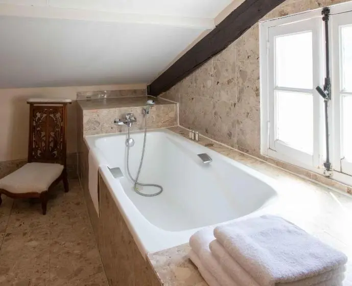 デラックスルーム, Les Pierres De Chevreuse