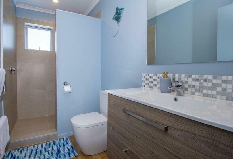 اتاق استاندارد با چشم‌انداز باغ, Changing Tides Bnb