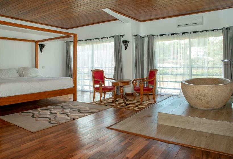 Suite with lake view, Ikopa Hôtel Madagascar