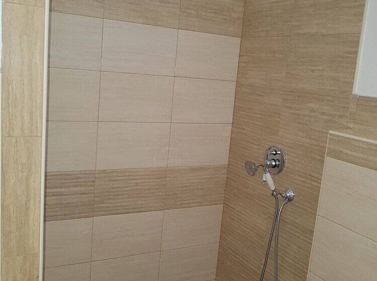 豪华三人间, Affittacamere La Campana