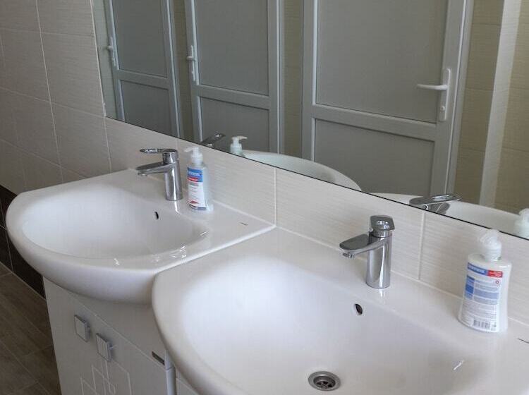 سرير فى غرفة مشتركه, Office   Hostel