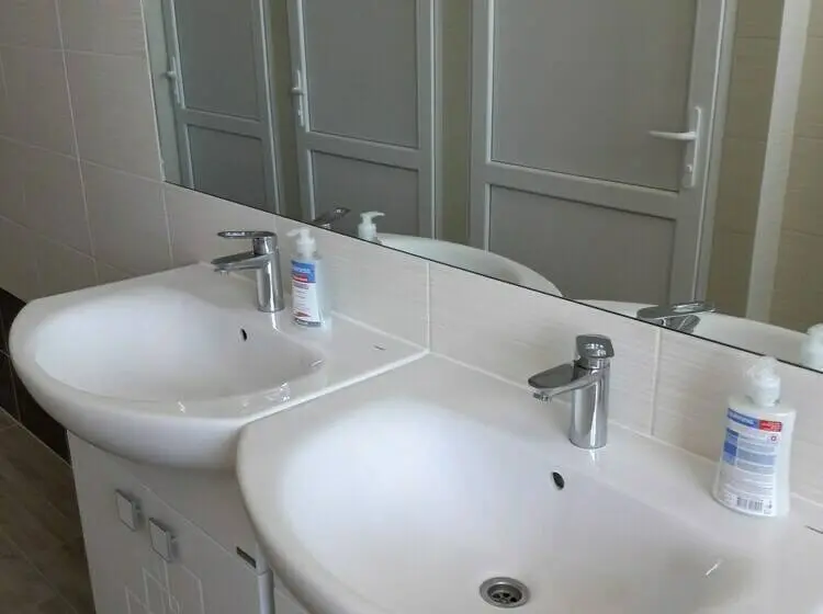 تختخواب در اتاق مشترک, Office   Hostel
