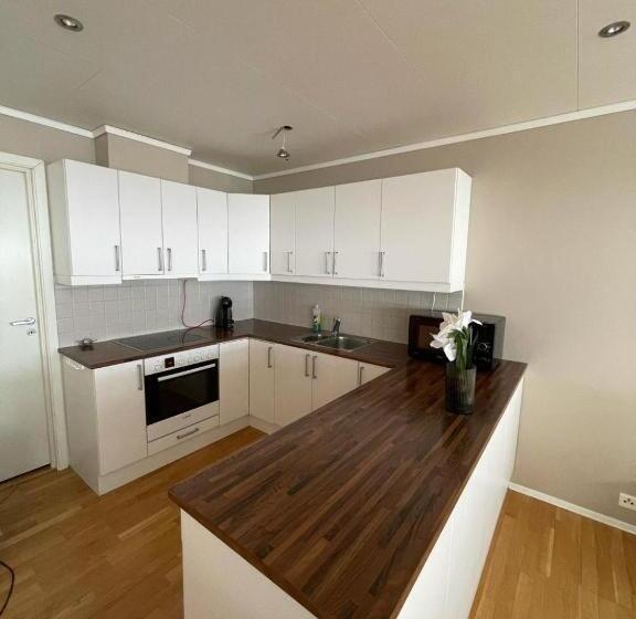 Апартаменты 3 Спальни, Stryn Kaffebar & Vertshus