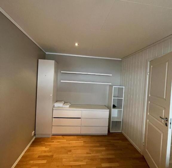 Апартаменты 3 Спальни, Stryn Kaffebar & Vertshus