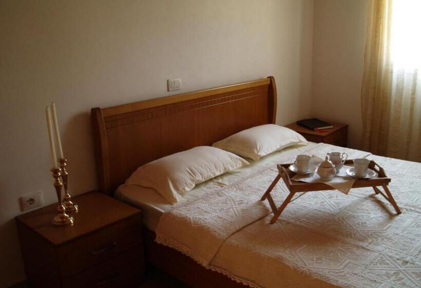 1 Sovrums Lägenhet Trädgårdutsikt, Belvedere Adriatica