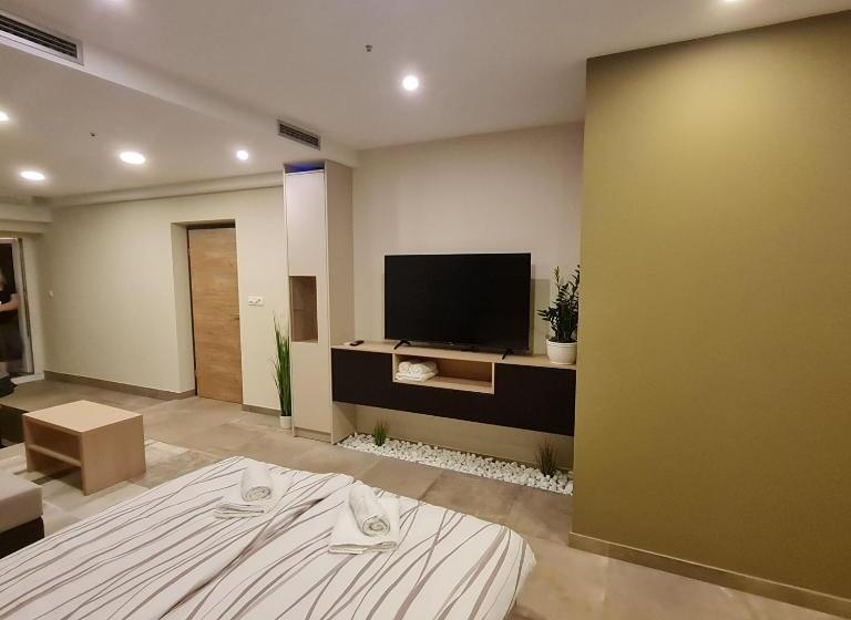 استودیوی استاندارد, Gostilna S Prenočišči Pav