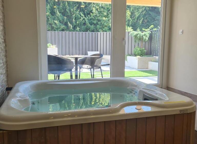 استودیوی استاندارد, Gostilna S Prenočišči Pav