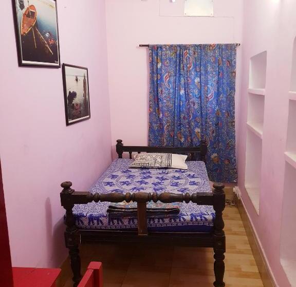 标准单人间共用浴室, Brown Bread Bakery Guest House