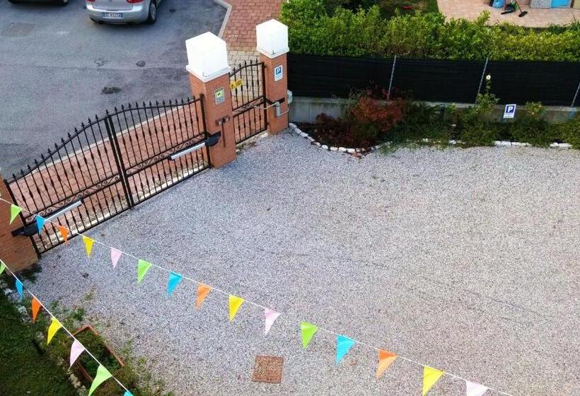 غرفة عائلية, Venice Airport Room