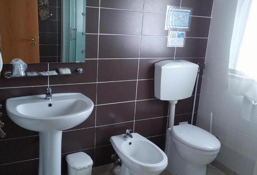 غرفة عائلية, Venice Airport Room