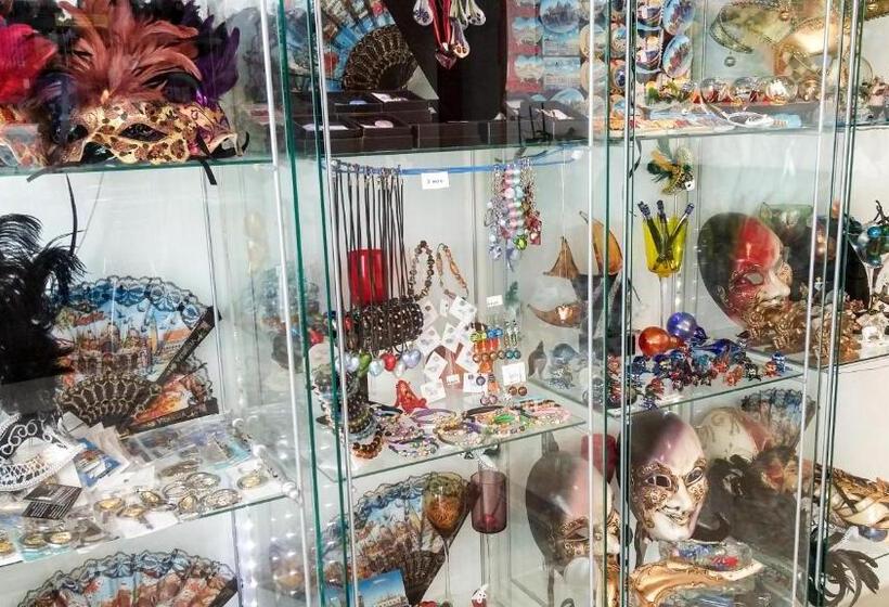 غرفة عائلية, Venice Airport Room