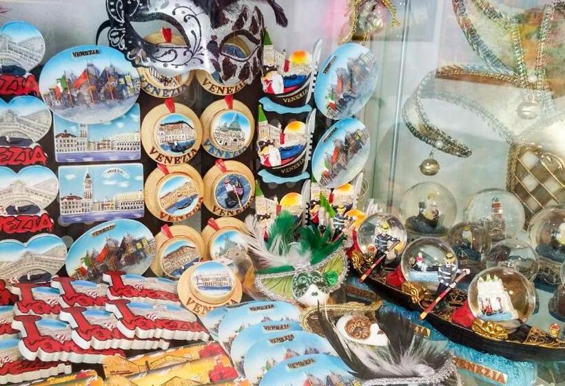 غرفة قياسية ثلاثية, Venice Airport Room