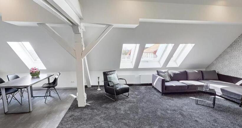 수피리어 스위트, Boardinghouse Emden