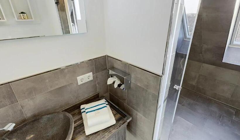 수피리어 스위트, Boardinghouse Emden