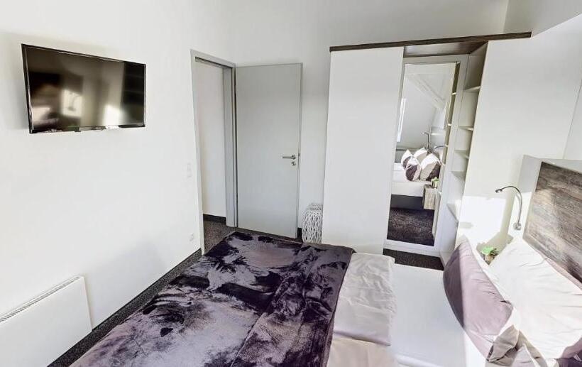 수피리어 스위트, Boardinghouse Emden