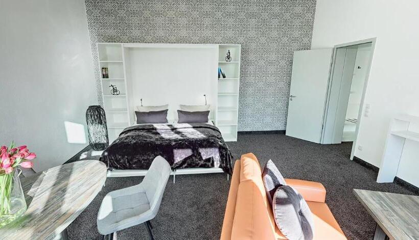 수피리어 스위트, Boardinghouse Emden