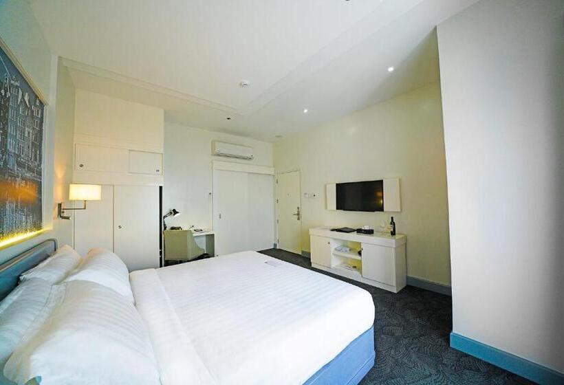 סוויטה מלכותית, Carlito Tagaytay