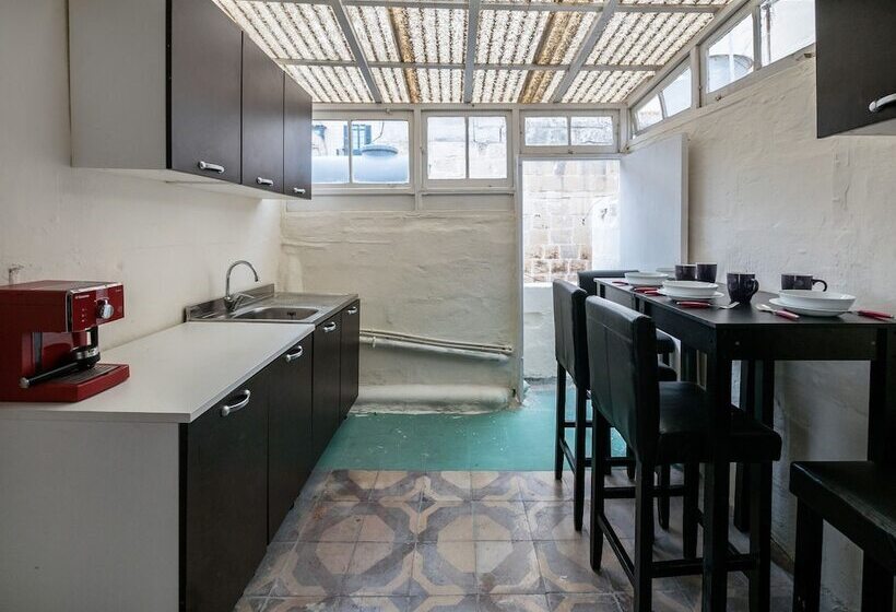 سوئیت کلاب, Valletta Kampnar City Living