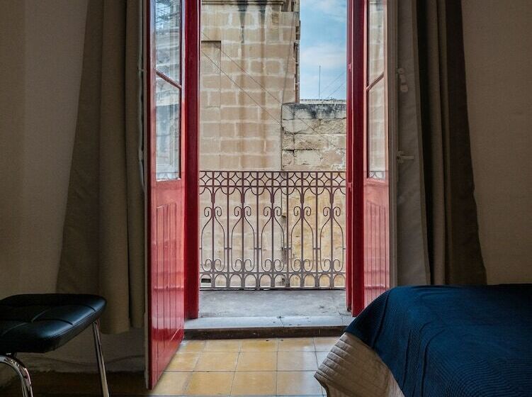 سوئیت کلاب, Valletta Kampnar City Living