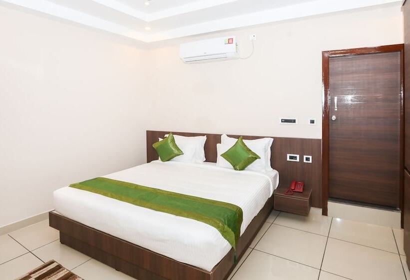Quarto Deluxe, Treebo Durga Boji Grand, Gonikoppal Town