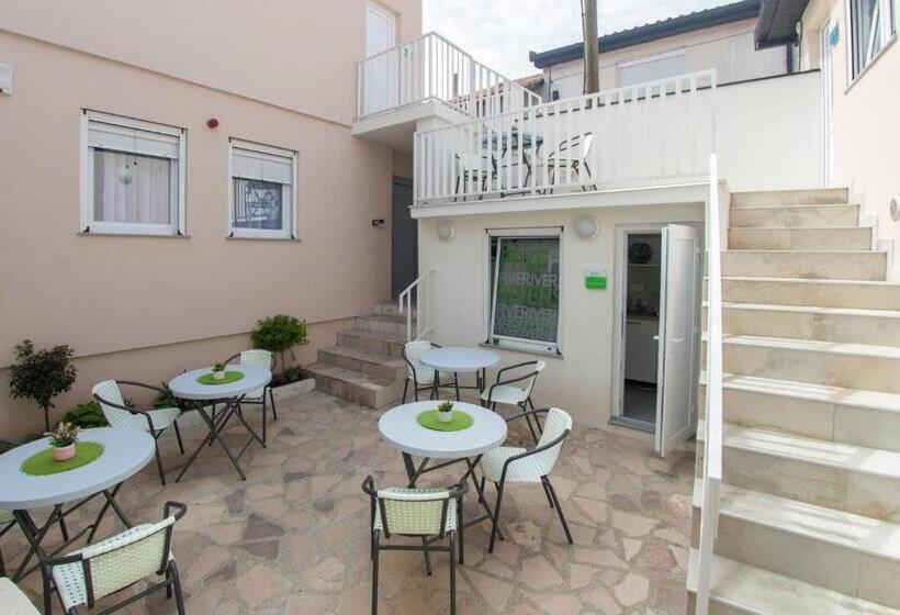 اتاق سوپریور چهار تخته, Five Rivers Rooms