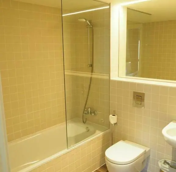 اتاق خانوادگی, Easyhotel Barcelona Fira