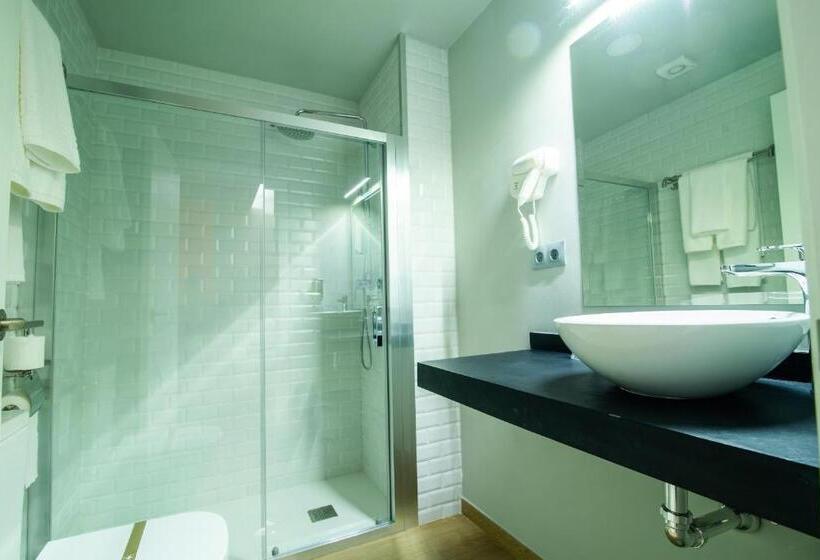 Номер Deluxe, Nomada