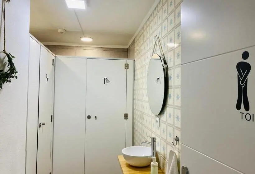 اتاق استاندارد با سرویس بهداشتی مشترک, Boogalow Hostel