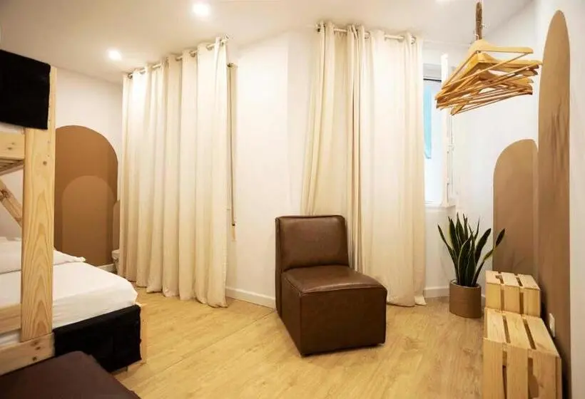 اتاق استاندارد سه نفره, Boogalow Hostel
