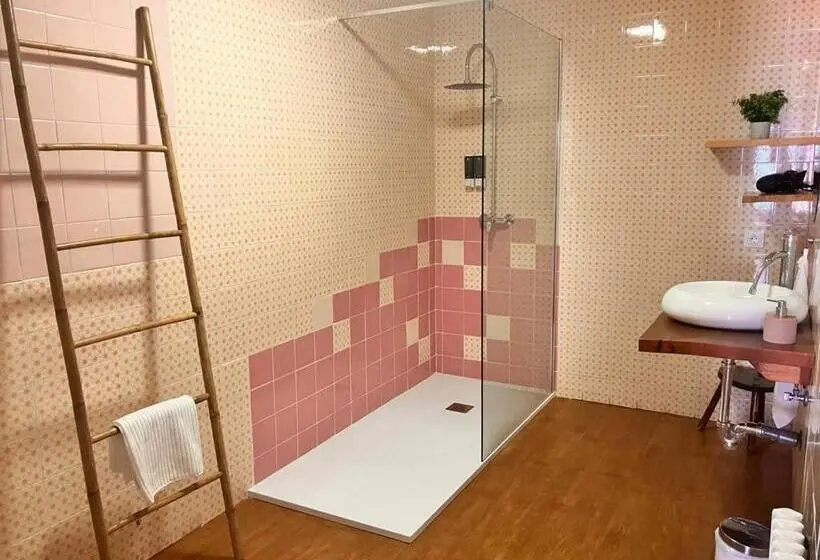اتاق استاندارد چهار تخته, Boogalow Hostel