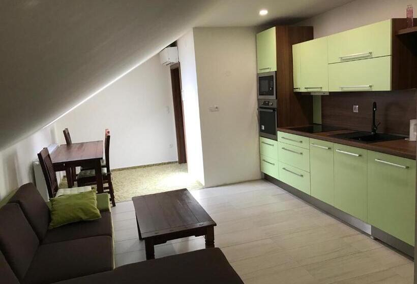 수피리어 스튜디오, Penzion Jaro