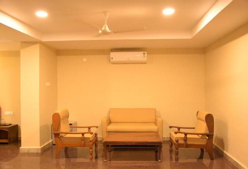Люкс, Poppys Tower Tiruppur