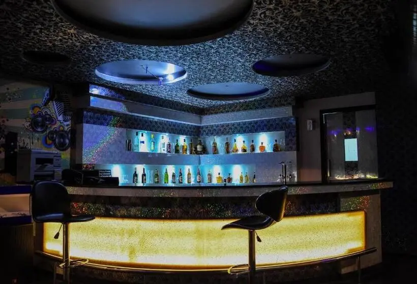 スイート, Poppys Tower Tiruppur