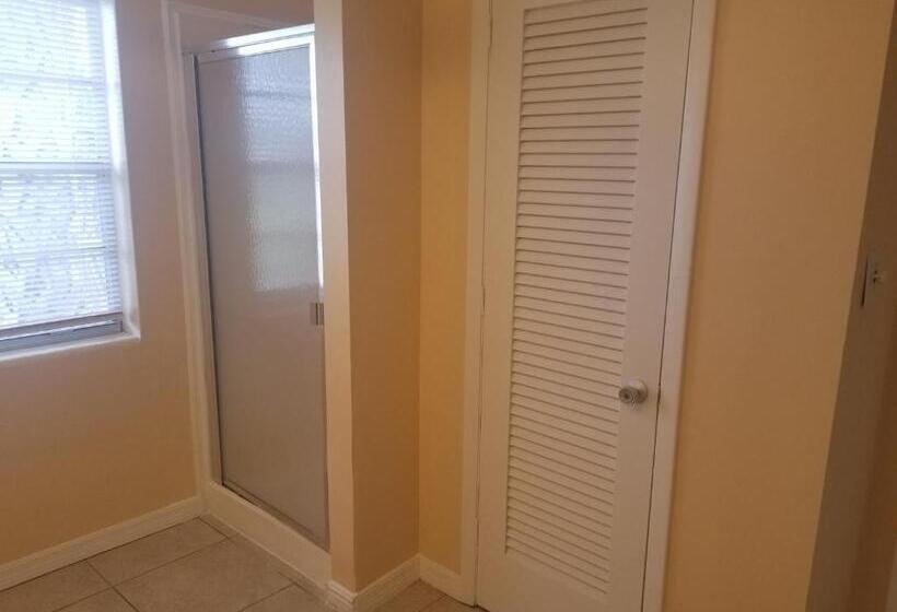 إستوديو ديلوكس, Pennwood Motor Lodge