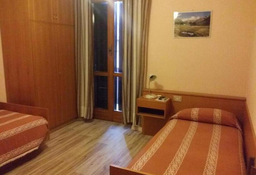 غرفة قياسية رباعية مزودة بشُرفة, Albergo La Valle