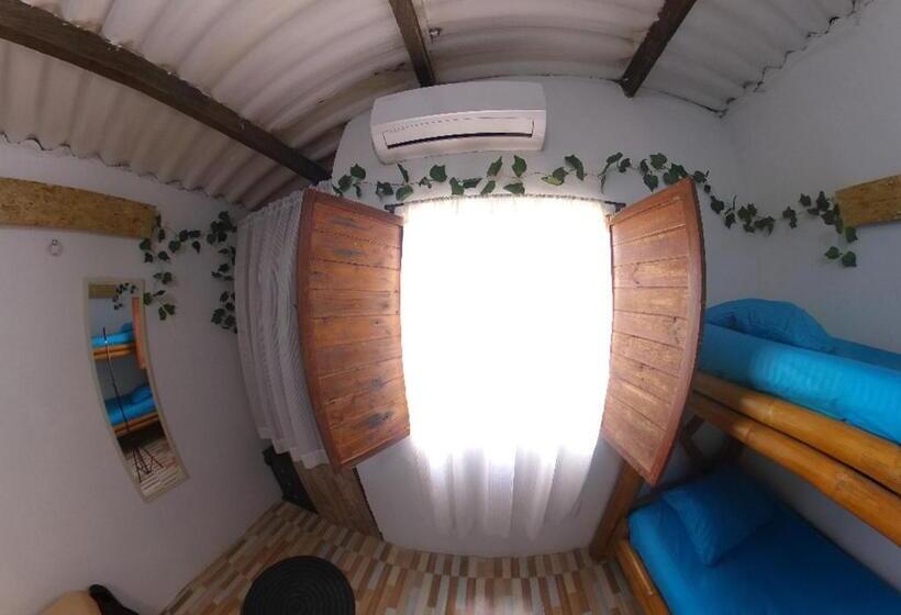 バス共有のスタンダードルーム, Akainoie