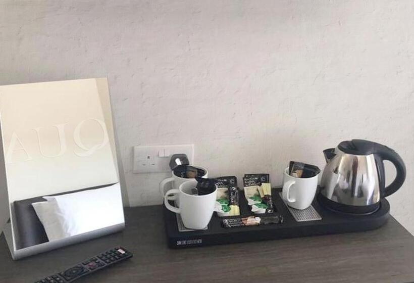 Люкс, The Ships Quarters