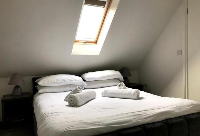 Люкс, The Ships Quarters