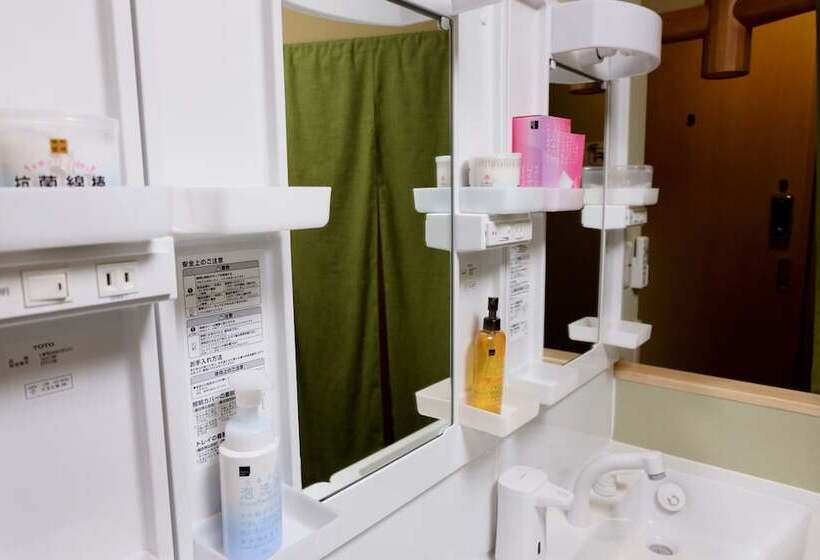 バスルーム共有のトリプルスタンダード, Narita Sando Guesthouse