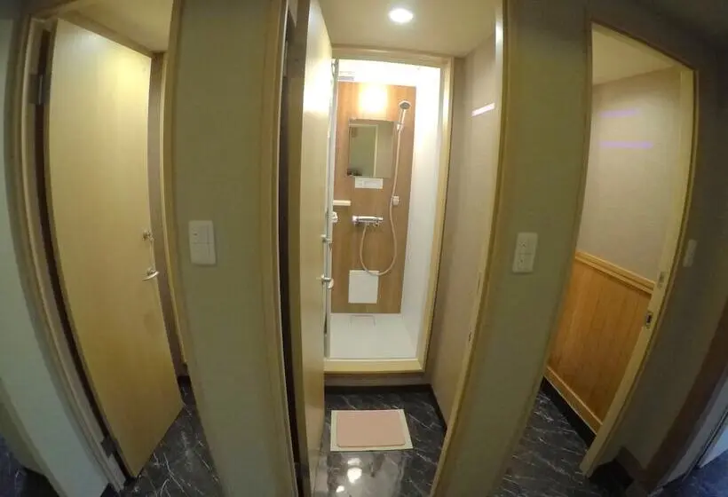 バスルーム共有のトリプルスタンダード, Narita Sando Guesthouse