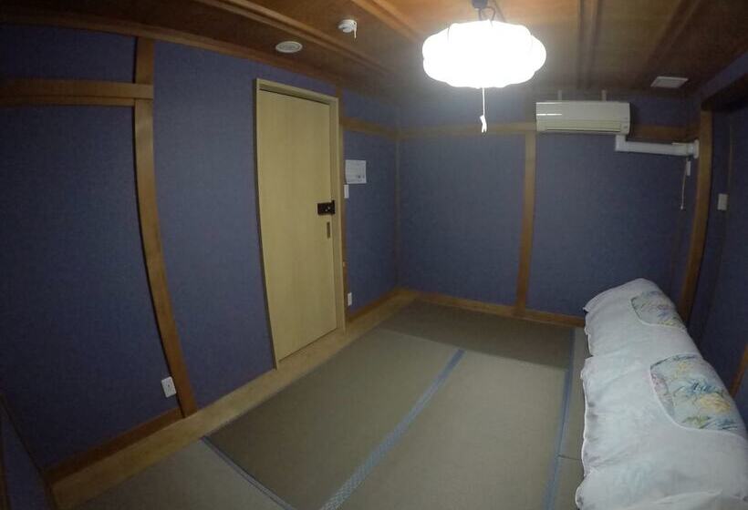 バスルーム共有のトリプルスタンダード, Narita Sando Guesthouse