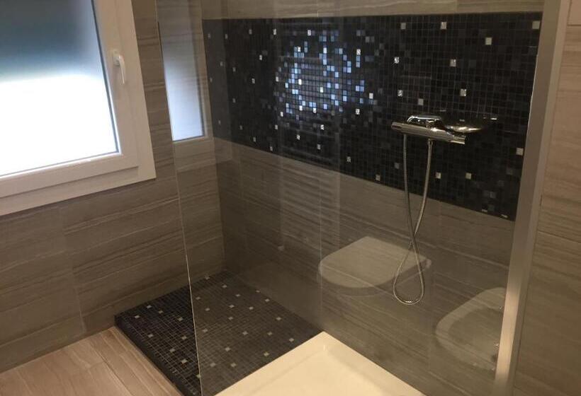 اتاق راحتی سه تخته, Double A Guest House