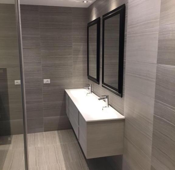 اتاق راحتی سه تخته, Double A Guest House