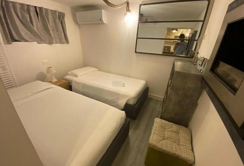 经济房, Double A Guest House