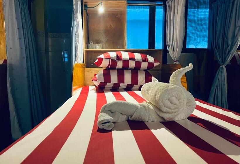 공동 객실, Por Chey