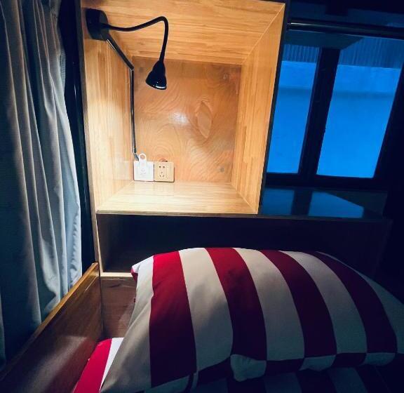 공동 객실, Por Chey